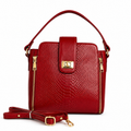 Bolso Rojo 100% Cuero con Textura y Herrajes Dorados